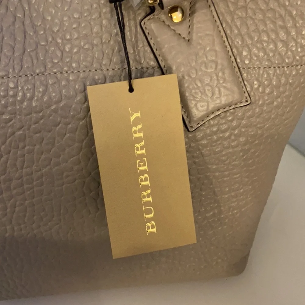 Burberry Welburn bag in pale grey color. New with tags and dust bag. - Picture 3 of 8